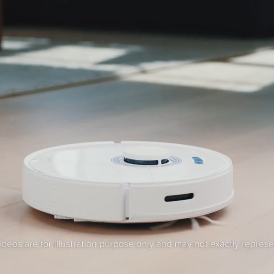 Roborock Q7 Max blanc en fonctionnement sur sol clair, robot aspirateur laveur avec navigation LiDAR précise.