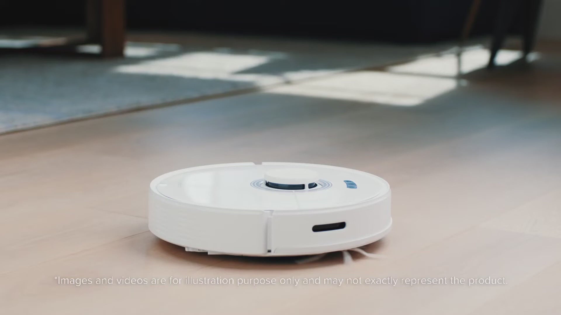 Roborock Q7 Max blanc en fonctionnement sur sol clair, robot aspirateur laveur avec navigation LiDAR précise.