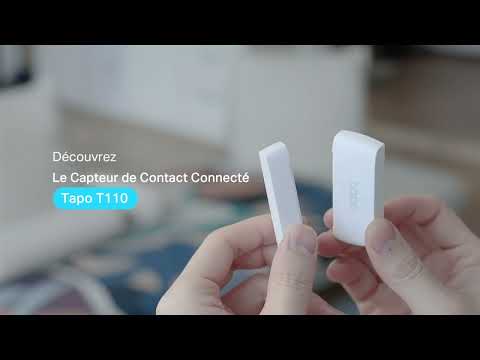 Présentation du capteur de contact Tapo T110 tenu à la main, solution domotique pour la sécurité des portes et fenêtres connectées.